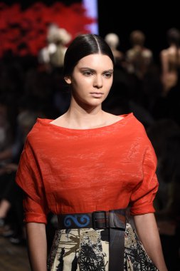 Kendall jenner donna karan new york gösterisi pist yürür
