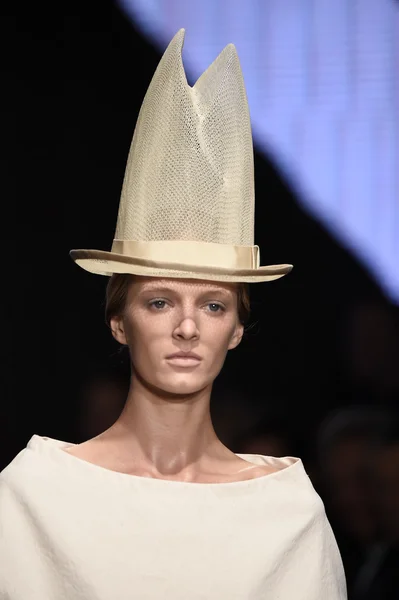 Modelo caminha na passarela no show Donna Karan de Nova York — Fotografia de Stock