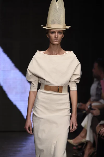 Un mannequin marche sur la piste au Donna Karan New York Show — Photo