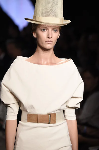 Modelo camina por la pasarela en Donna Karan New York show —  Fotos de Stock