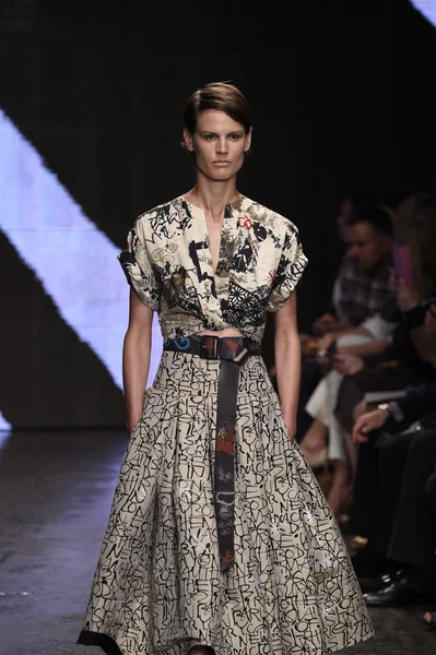 Model loopt de start-en landingsbaan op donna karan new york show — Stockfoto