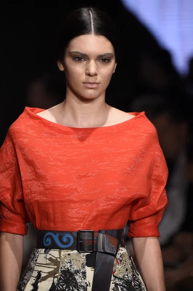 Kendall Jenner camina por la pasarela en Donna Karan New York show — Foto de Stock