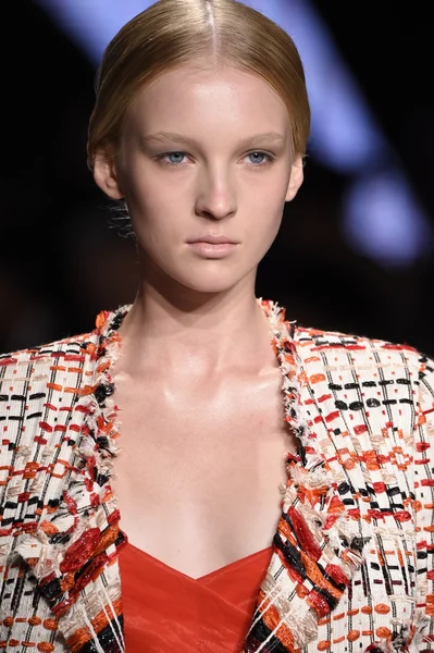 Model läuft bei donna karan new york show über den Laufsteg — Stockfoto