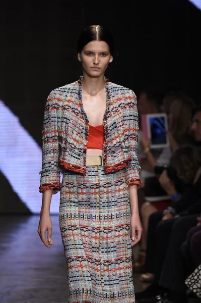 Model loopt de start-en landingsbaan op donna karan new york show — Stockfoto