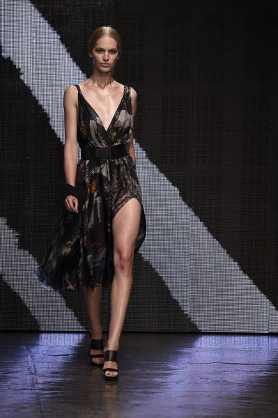 Model läuft bei donna karan new york show über den Laufsteg — Stockfoto