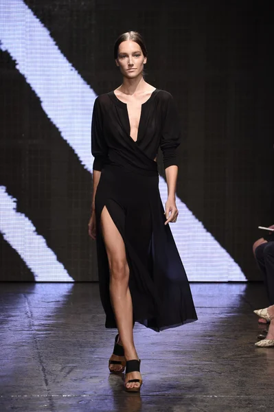 Model loopt de start-en landingsbaan op donna karan new york show — Stockfoto