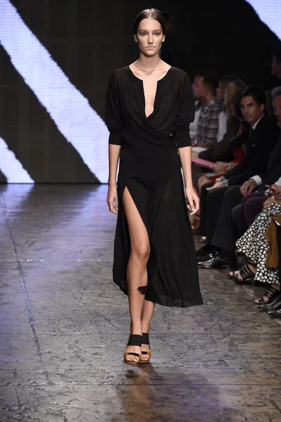 Model läuft bei donna karan new york show über den Laufsteg — Stockfoto