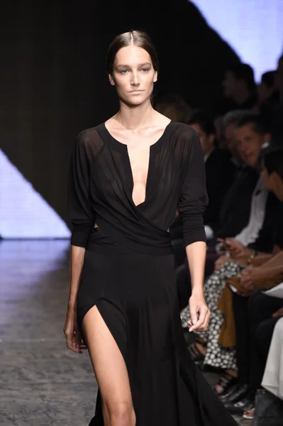 Un mannequin marche sur la piste au Donna Karan New York Show — Photo