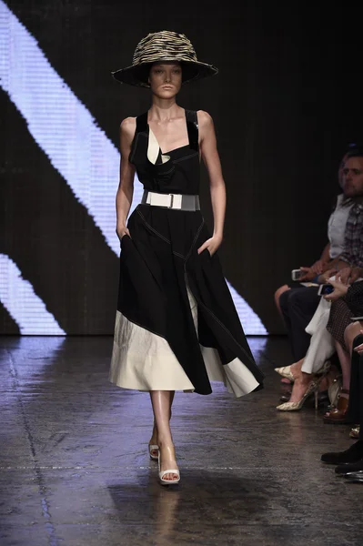 Modelo camina por la pasarela en Donna Karan New York show —  Fotos de Stock