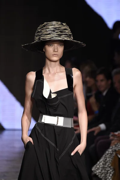 Modelo camina por la pasarela en Donna Karan New York show — Foto de Stock