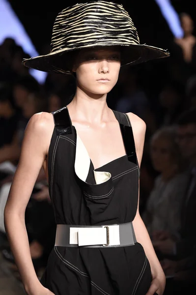 Modelo caminha na passarela no show Donna Karan de Nova York — Fotografia de Stock