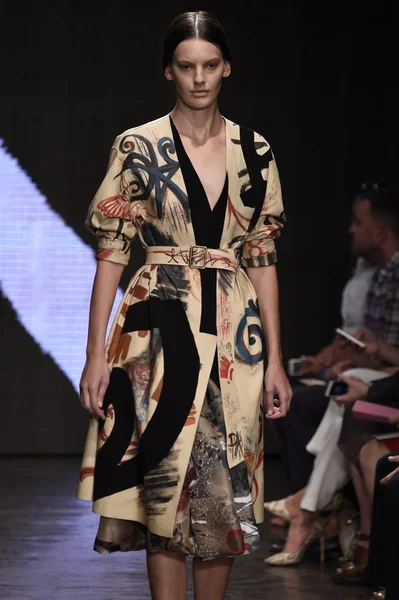 Model procházky dráhy na donna karan new york show — Stock fotografie