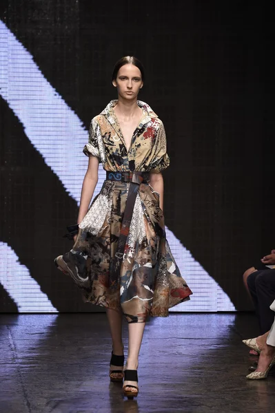 Model procházky dráhy na donna karan new york show — Stock fotografie