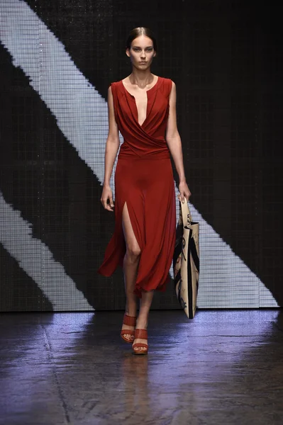 Modelo camina por la pasarela en Donna Karan New York show —  Fotos de Stock