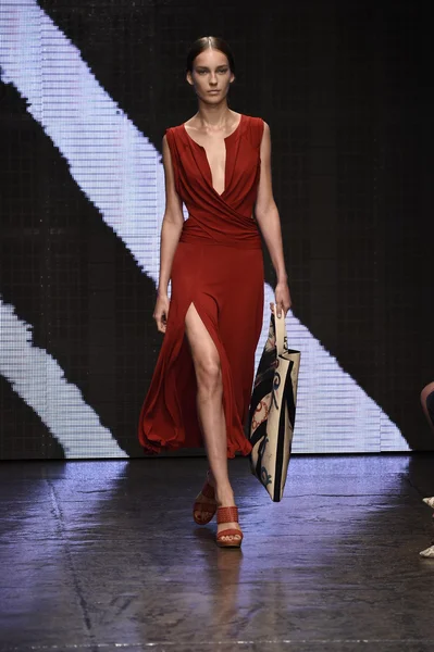 Model loopt de start-en landingsbaan op donna karan new york show — Stockfoto