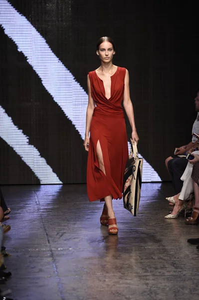 Model loopt de start-en landingsbaan op donna karan new york show — Stockfoto