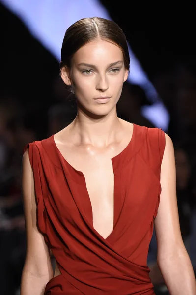 Modelo camina por la pasarela en Donna Karan New York show —  Fotos de Stock