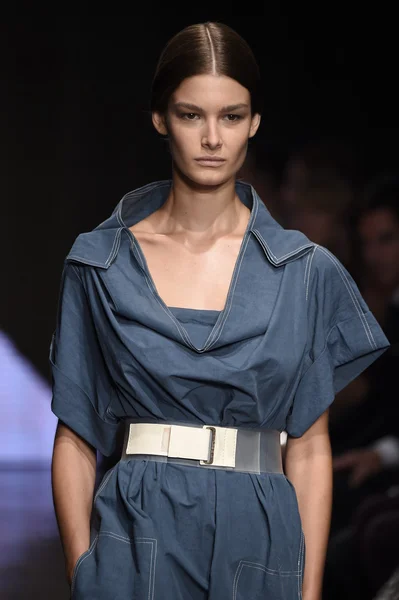 Model procházky dráhy na donna karan new york show — Stock fotografie