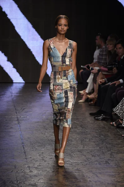 Un mannequin marche sur la piste au Donna Karan New York Show — Photo