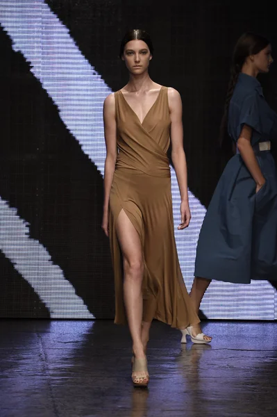 La modella cammina sulla pista allo spettacolo Donna Karan New York — Foto Stock