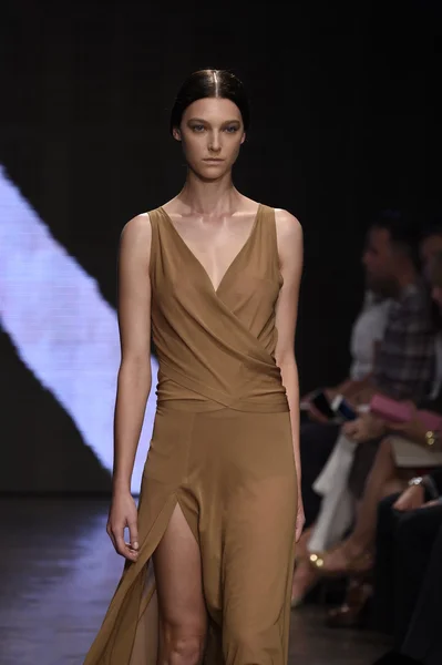 Model loopt de start-en landingsbaan op donna karan new york show — Stockfoto