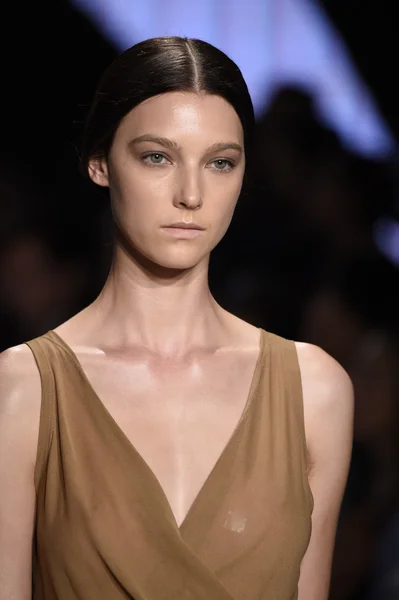 Model läuft bei donna karan new york show über den Laufsteg — Stockfoto