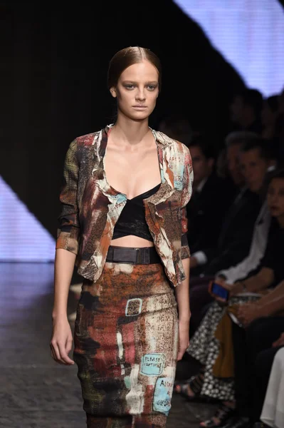 Modelo camina por la pasarela en Donna Karan New York show — Foto de Stock