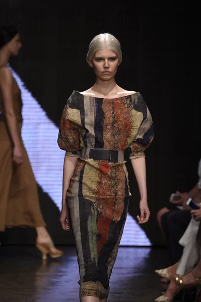 Un mannequin marche sur la piste au Donna Karan New York Show — Photo