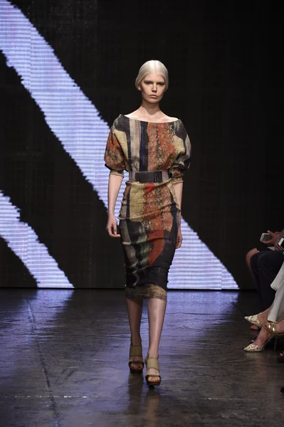 Un mannequin marche sur la piste au Donna Karan New York Show — Photo