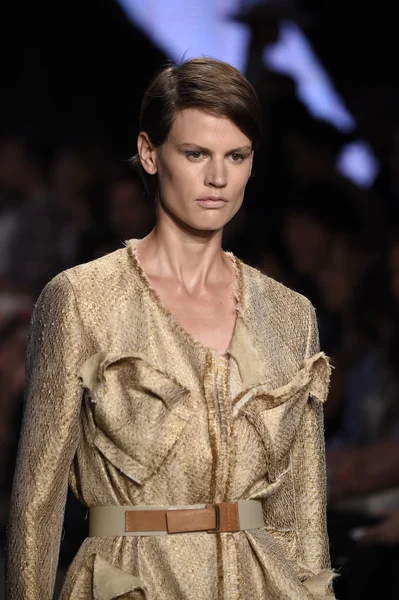 Model procházky dráhy na donna karan new york show — Stock fotografie