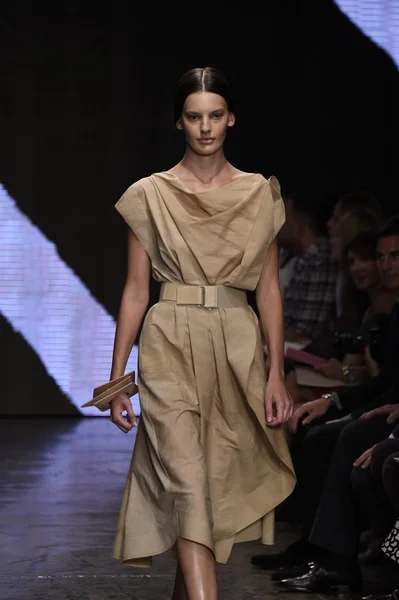 Modelo camina por la pasarela en Donna Karan New York show — Foto de Stock