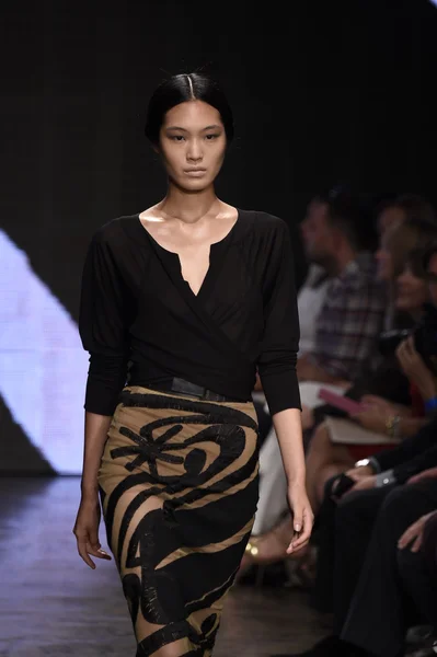 Modelo camina por la pasarela en Donna Karan New York show — Foto de Stock