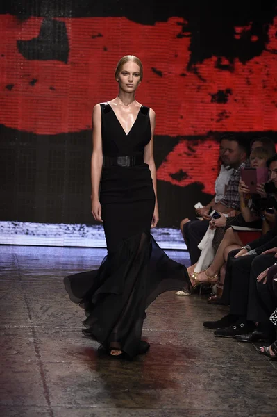 Modelo caminha na passarela no show Donna Karan de Nova York — Fotografia de Stock