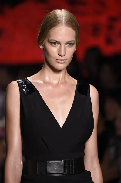 Model läuft bei donna karan new york show über den Laufsteg — Stockfoto