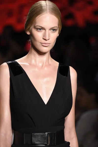 Model läuft bei donna karan new york show über den Laufsteg — Stockfoto