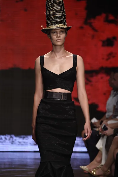 Model walks the runway at Donna Karan New York show — Stock Photo, Image