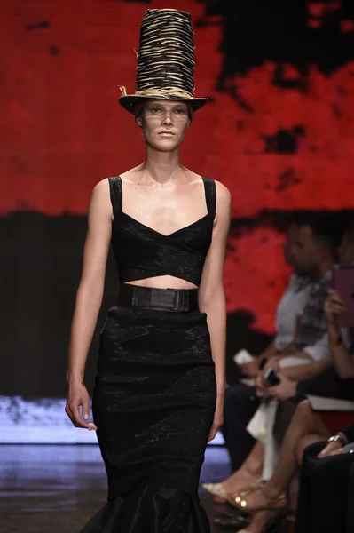 Un mannequin marche sur la piste au Donna Karan New York Show — Photo