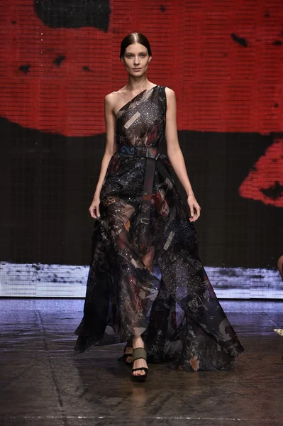 Un mannequin marche sur la piste au Donna Karan New York Show — Photo