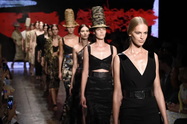 Modelos caminham no final da pista no Donna Karan New York Show — Fotografia de Stock