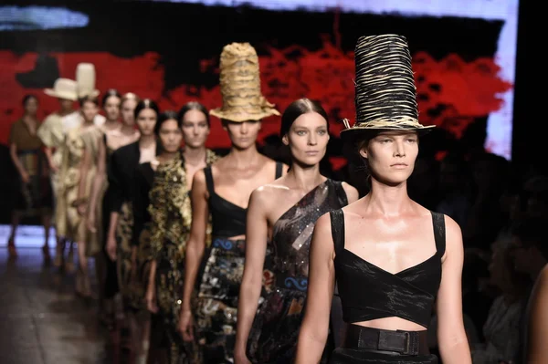 Modelleri pist finale donna karan new york gösterisi yürümek. — Stok fotoğraf