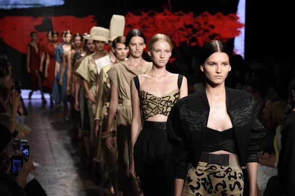 Modelos a pie el final de pista en Donna Karan Nueva York show — Foto de Stock