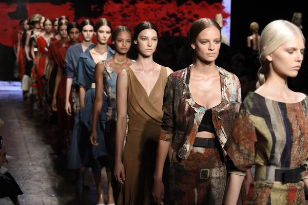 Modelos a pie el final de pista en Donna Karan Nueva York show — Foto de Stock