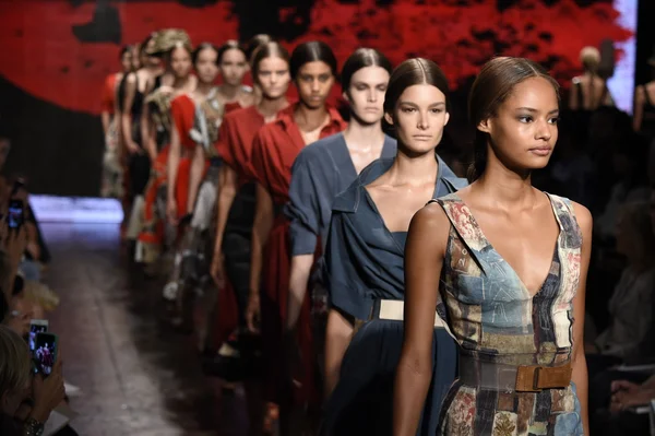 Models walk the runway finale at Donna Karan New York show — Stock Photo, Image