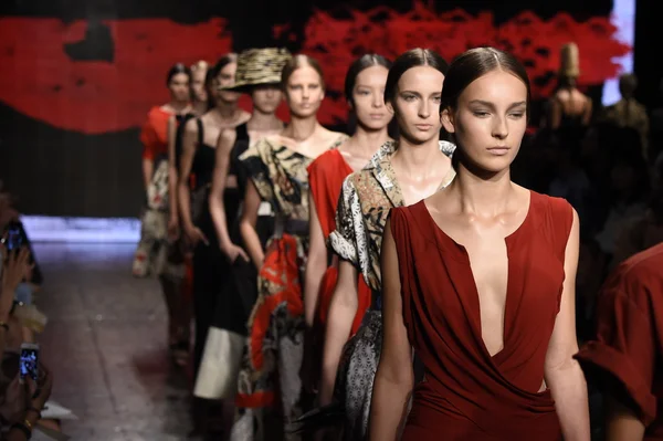 Models walk the runway finale at Donna Karan New York show — Stock Photo, Image