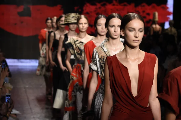 Modelos caminham no final da pista no Donna Karan New York Show — Fotografia de Stock