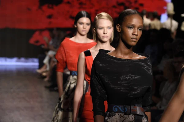 Modelos caminham no final da pista no Donna Karan New York Show — Fotografia de Stock