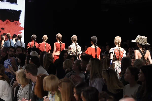 Modelos caminham no final da pista no Donna Karan New York Show — Fotografia de Stock