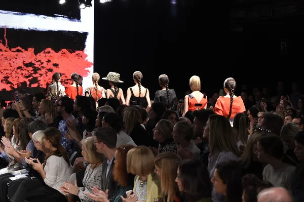 Modelleri pist finale donna karan new york gösterisi yürümek. — Stok fotoğraf