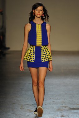 modeli pist Laytmotifi gösterisi sırasında yürür.