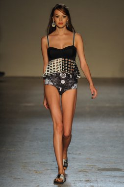 modeli pist Laytmotifi gösterisi sırasında yürür.